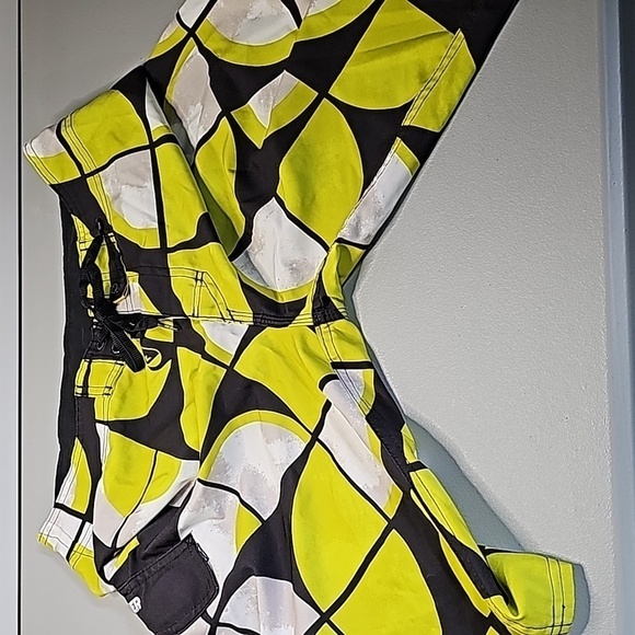 Quicksilver green and black 31" waist swim shorts - Picture 5 of 6